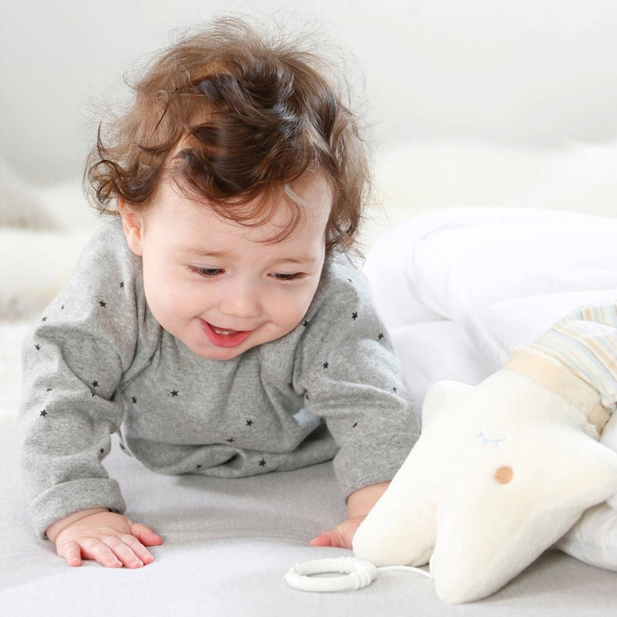 Nærbilde av spillverk i Spilledåse stjerne Baby Love 22 cm
