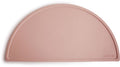 Spisematte i silikon 48x23 cm blush Mushie sett forfra