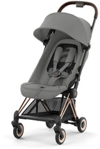 Montert Sportsvogn Coya ultrakompakt Rosegold Mirage Grey i bruk