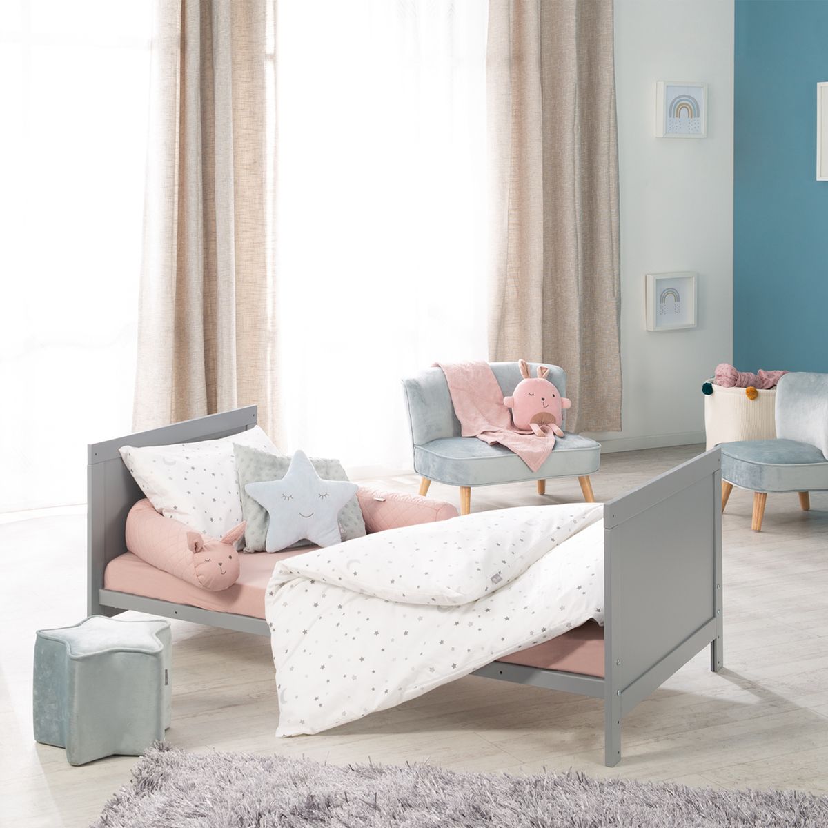 Sprinkelseng med 3-trinns justerbar bunn 70 x 140 cm taupe med barn som sover