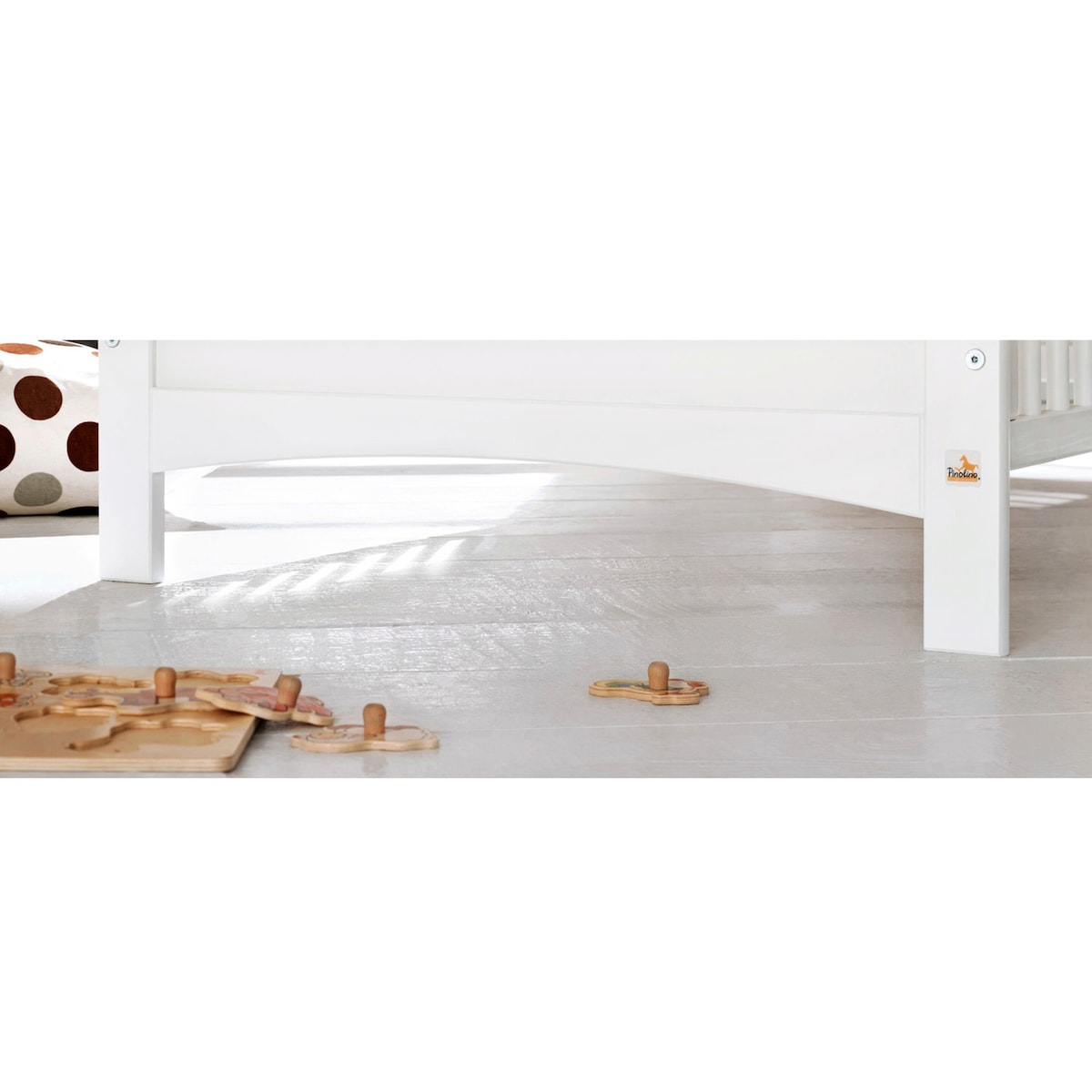 Sprinkelseng Florentina 70x140 cm lakkert furu detalj av treverk