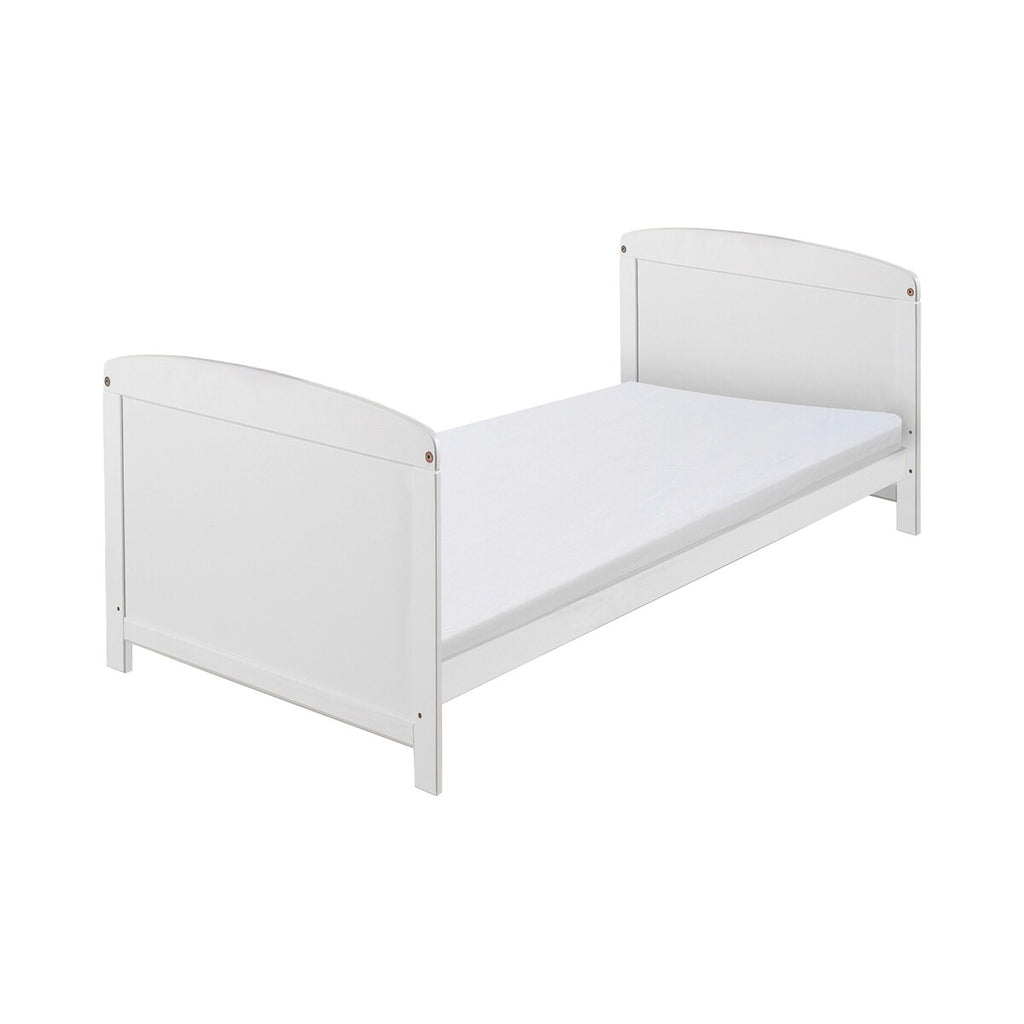 Nærbilde av tekstiler i Sprinkelseng med komplett utstyr Conny 70x140 cm furu