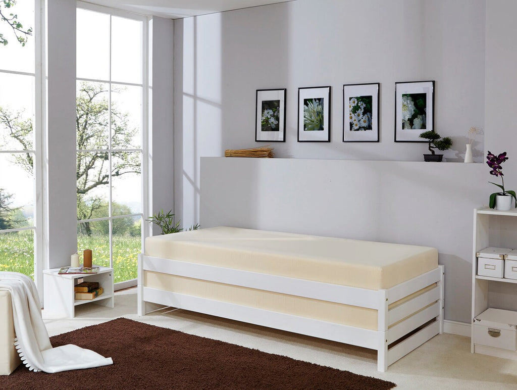 Stablebare senger i furu 90x200 cm hvit stablet oppå hverandre