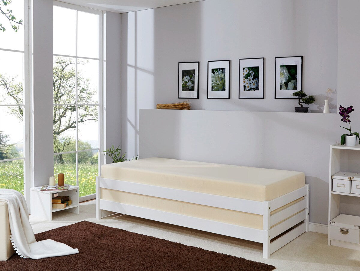 Stablebare senger i furu 90x200 cm hvit stablet oppå hverandre