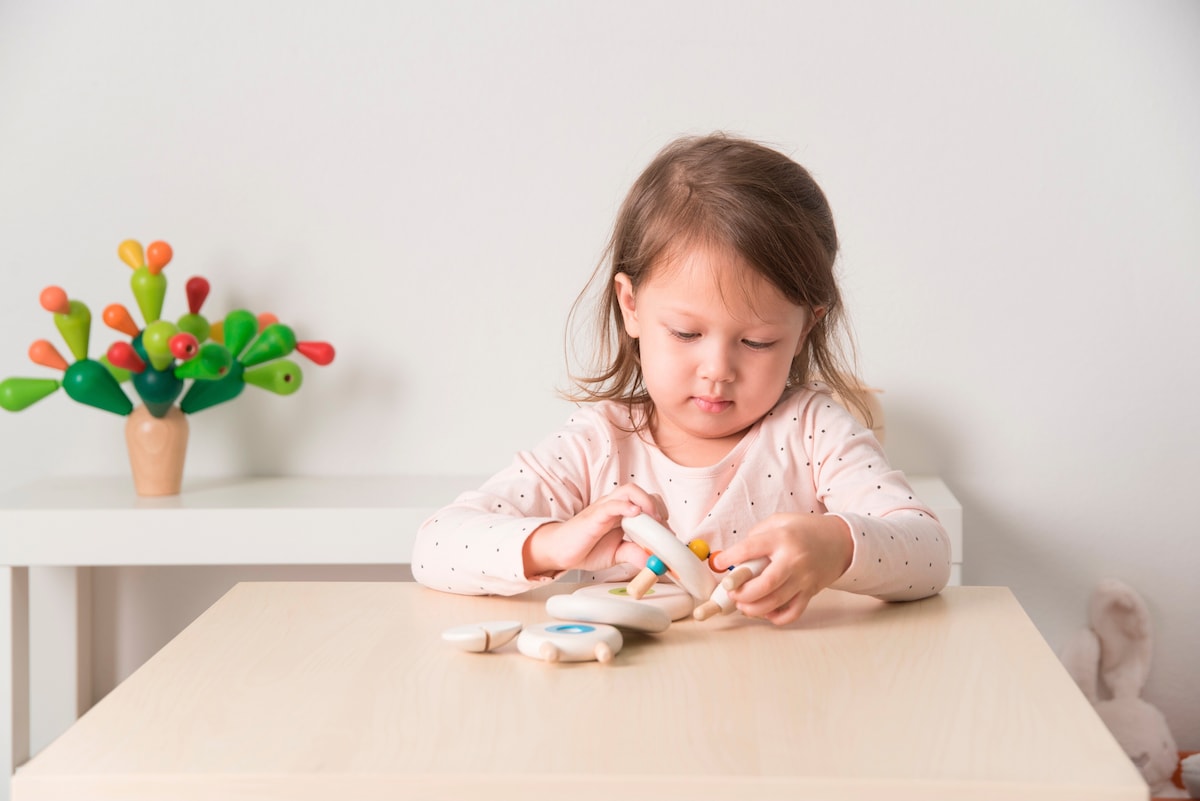 Stableleke sau i gummitre fra 3 år nærbilde av materialer