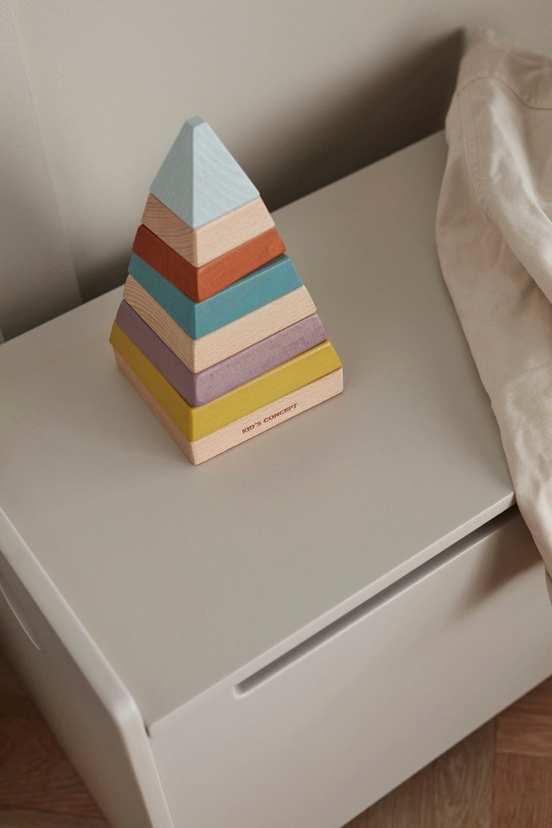 Stablepyramide Neo i bøk nærbilde av treklosser