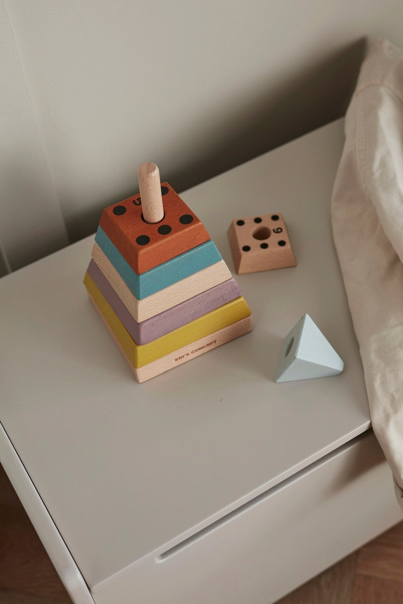 Stablepyramide Neo i bøk stablet i høyden