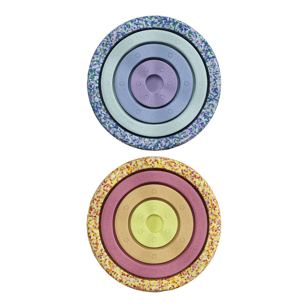Detalj av fargerik Stablesteiner Summer Rainbow 8-delers sett i confetti-look