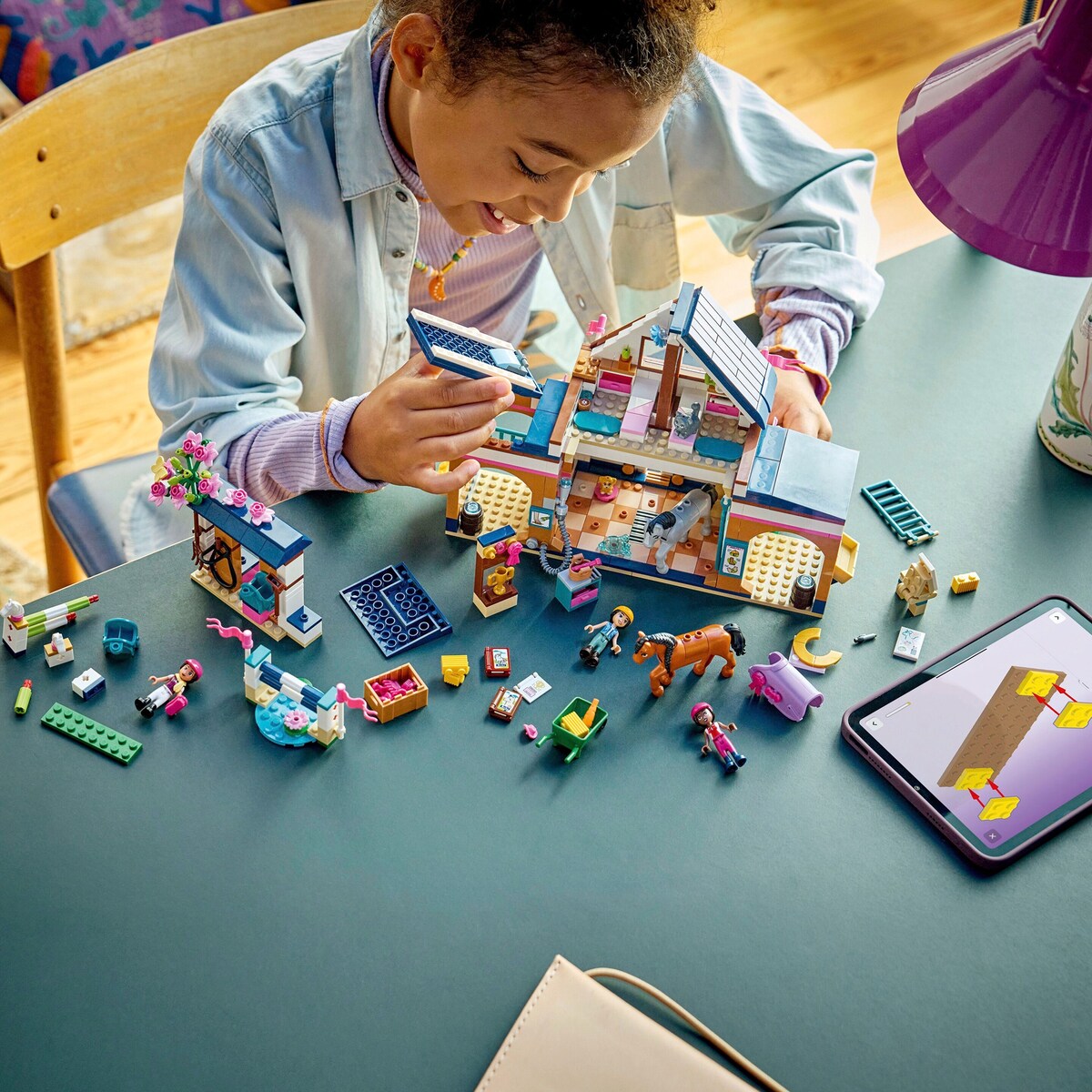 Stall og rideskole 42688 LEGO® Friends detalj av figurer