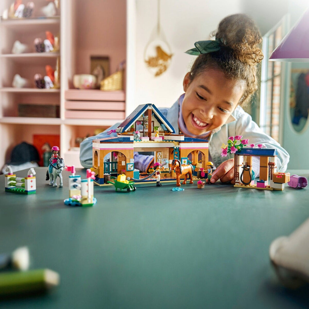 Stall og rideskole 42688 LEGO® Friends montert modell