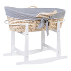 Nærbilde av lakkert furu på Stativ for moseskurv i furu 85x46x54 cm fra Childhome
