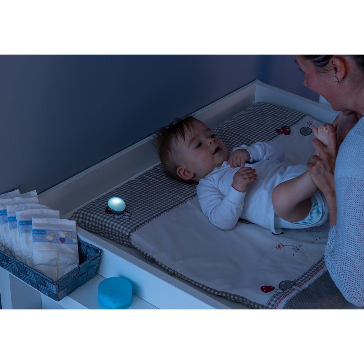 Nærbilde av lyset på Stelle- og ammelys ClipLight med klips og timer lysegrå