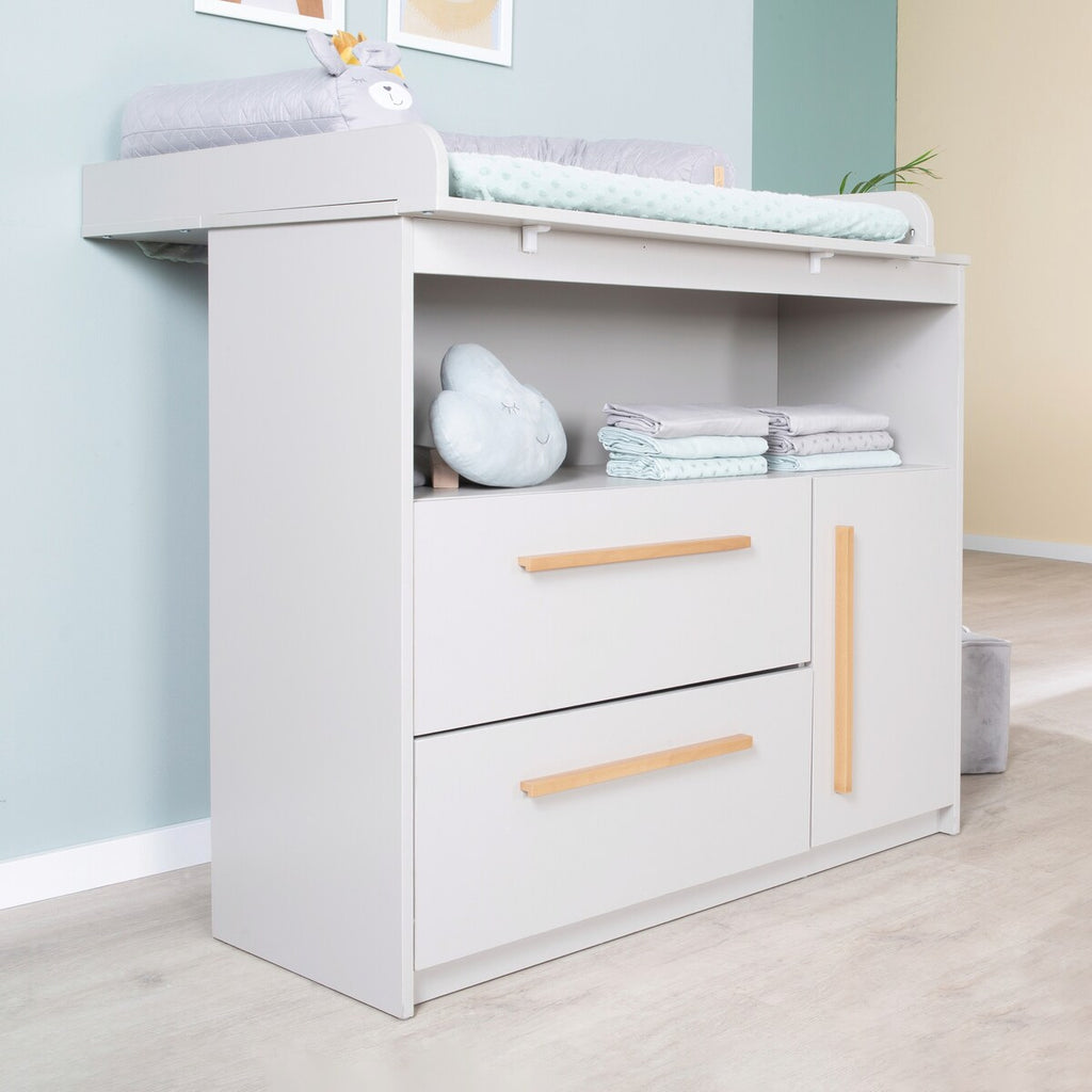 Detalj av håndtak på Stellekommode bred Lea i beige-grå med skuffer og skap
