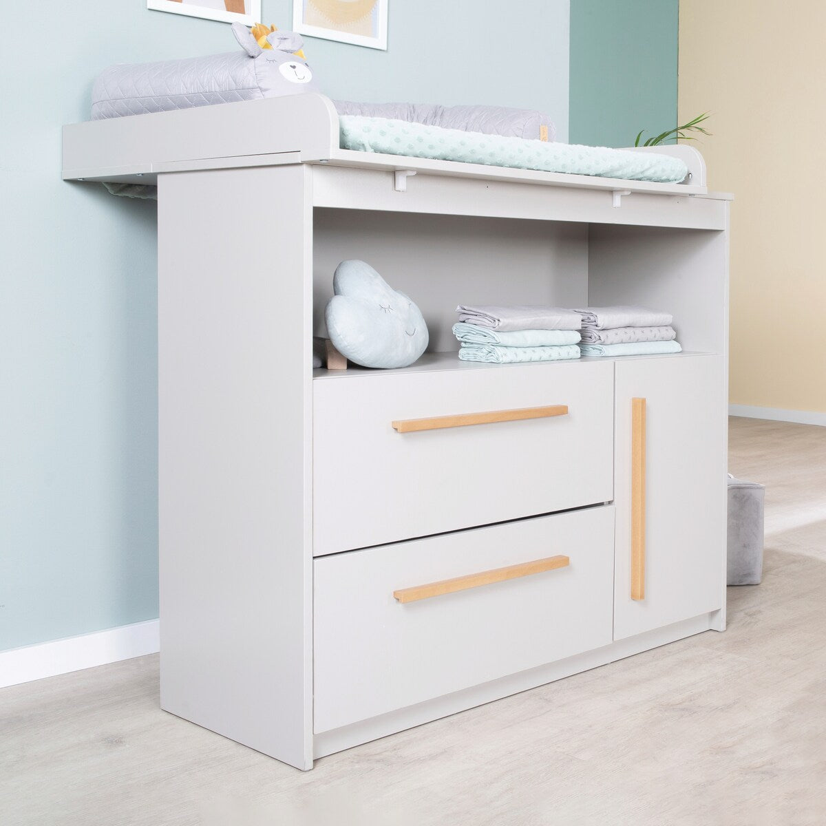 Detalj av håndtak på Stellekommode bred Lea i beige-grå med skuffer og skap