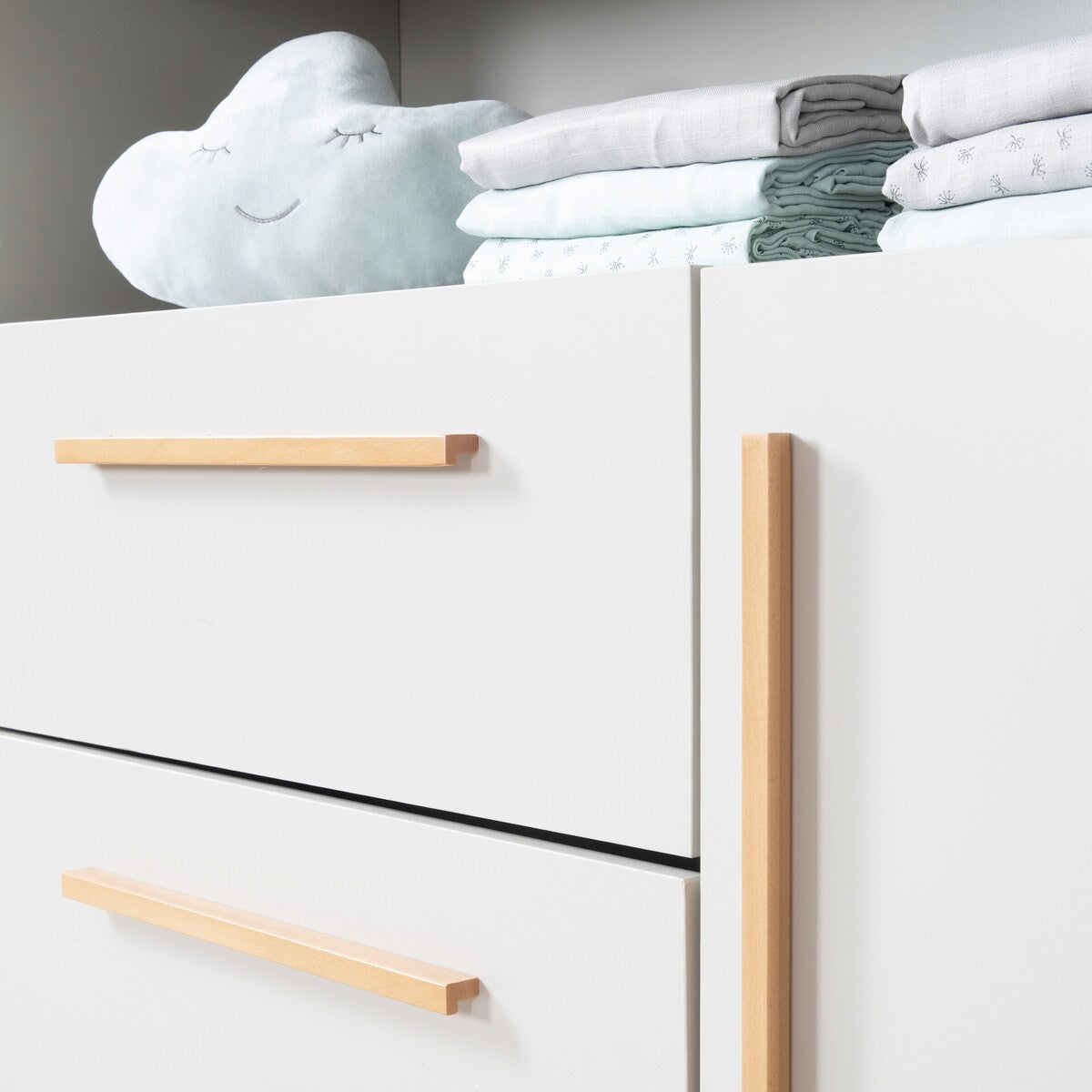 Nærbilde av stelleflate på Stellekommode bred Lea i beige-grå med skuffer og skap
