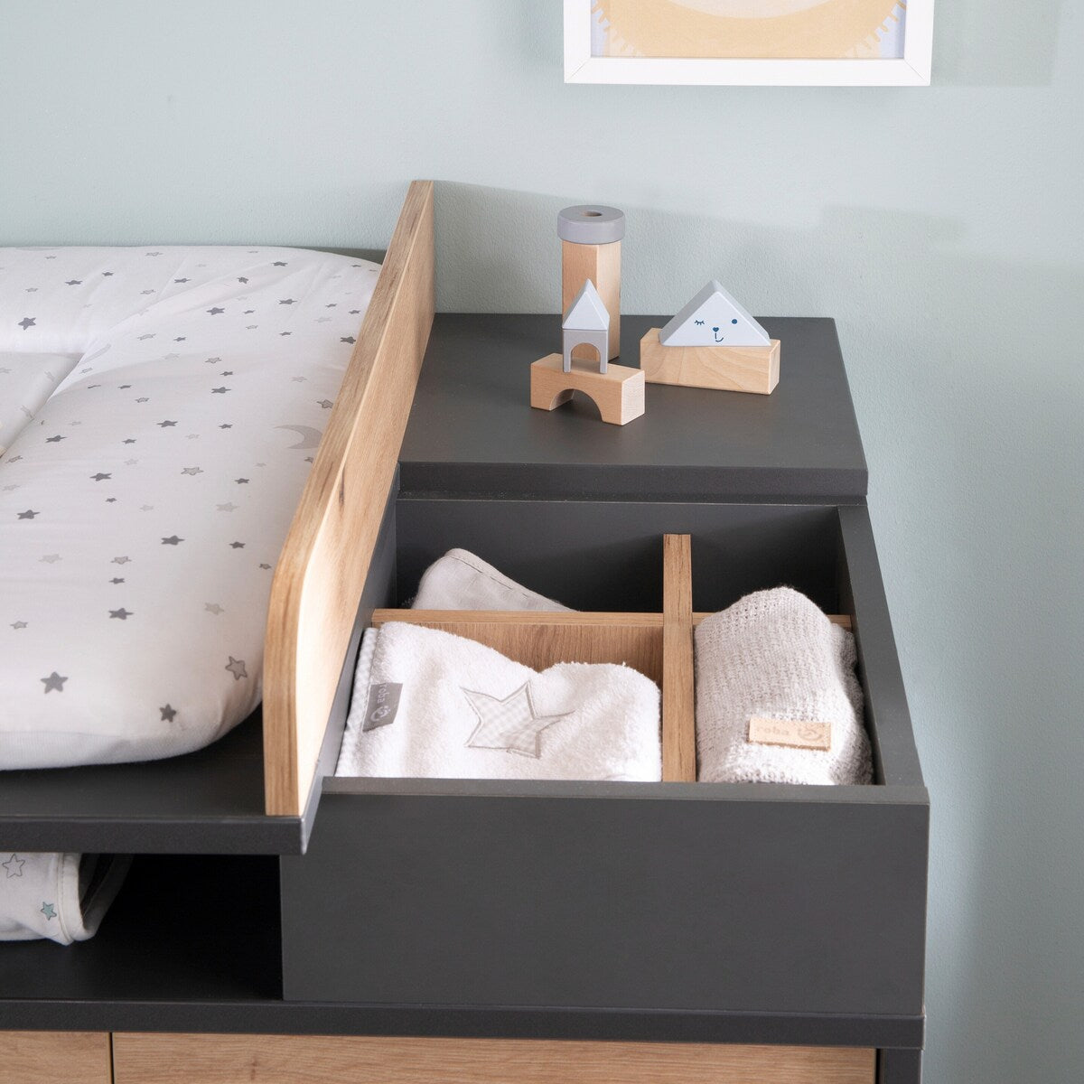 Stellekommode bred Lenn med avtakbar stelletopp 93 cm med dekor Artisan Eiche