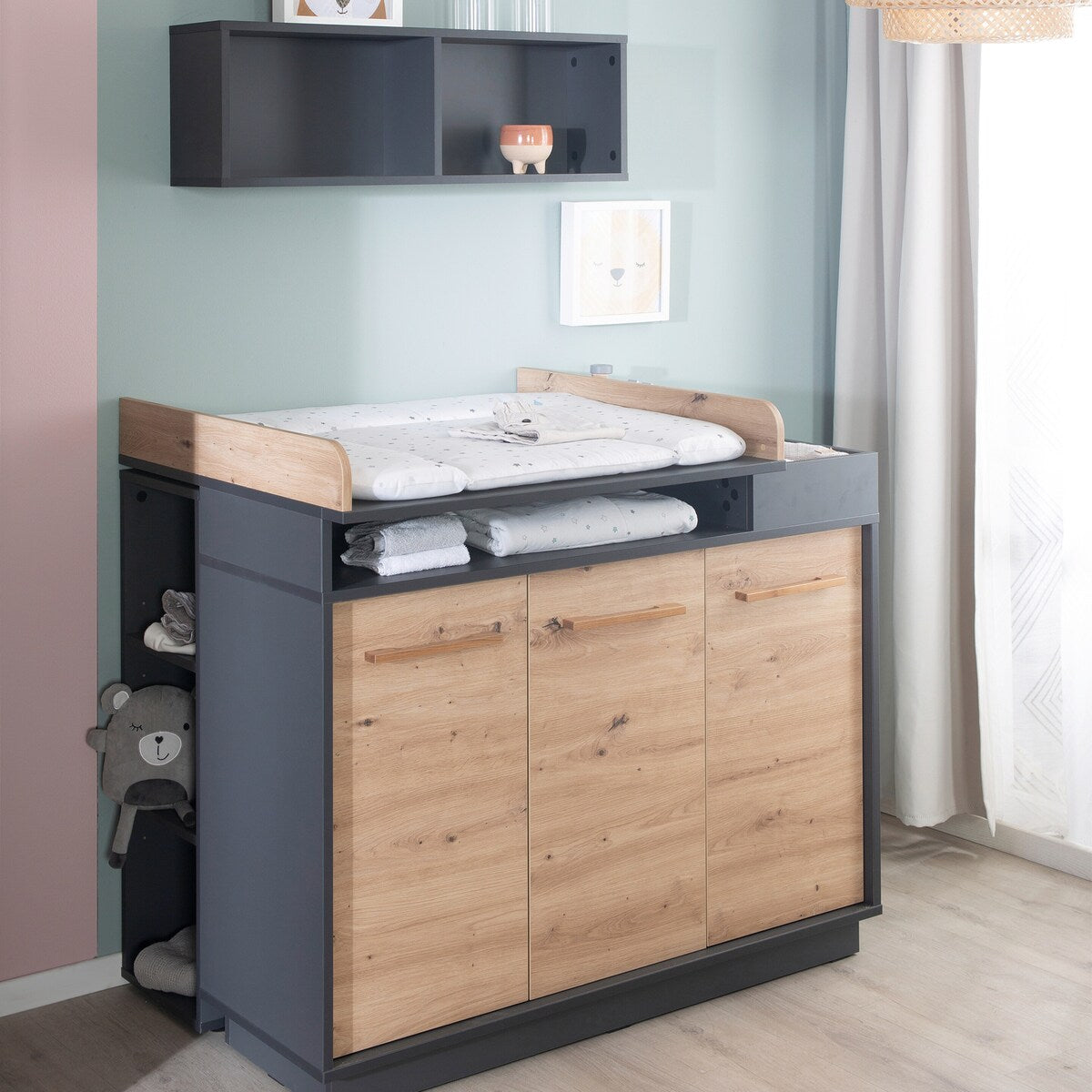 Åpent rom med innvendig inndeling i Stellekommode bred Lenn med avtakbar stelletopp 93 cm