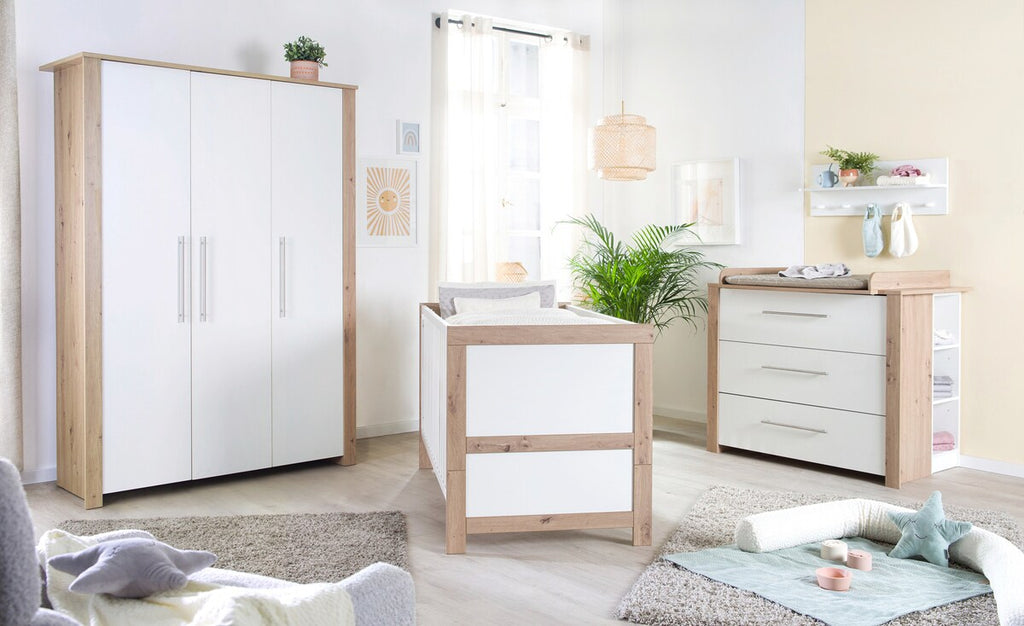 Nærbilde av overflate på Stellekommode bred med stelletopp Malo, 3 skuffer