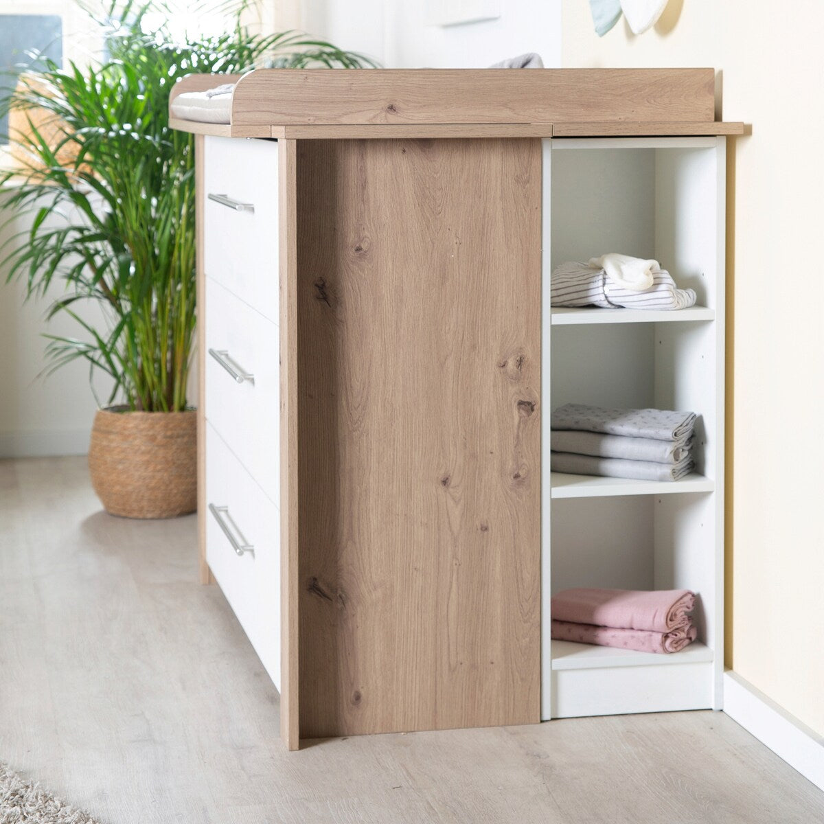 Sidevisning av Stellekommode bred med stelletopp Malo, 3 skuffer