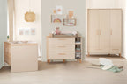 Stellekommode bred med stelletopp Jil eik/cashmere montert i rom