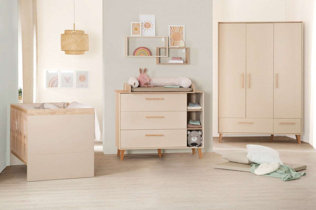 Stellekommode bred med stelletopp Jil eik/cashmere montert i rom
