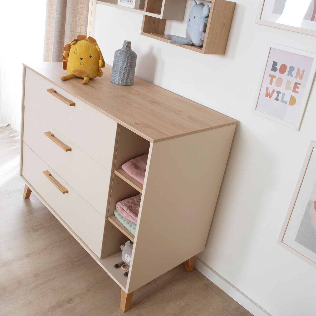 Stellekommode bred med stelletopp Jil eik/cashmere med stelleflate