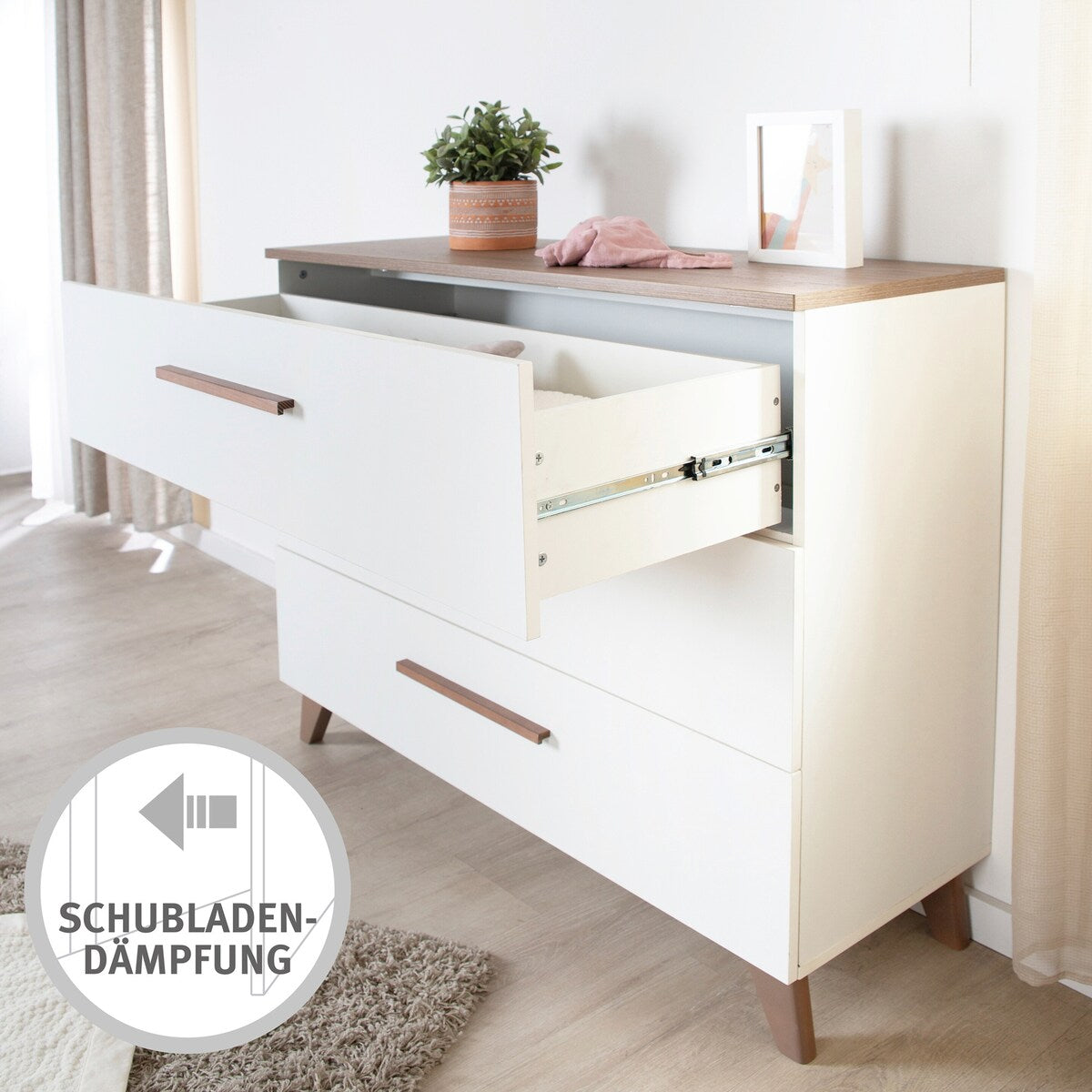 Stellekommode bred med stelletopp Ole, 3 skuffer detalj av materialstruktur