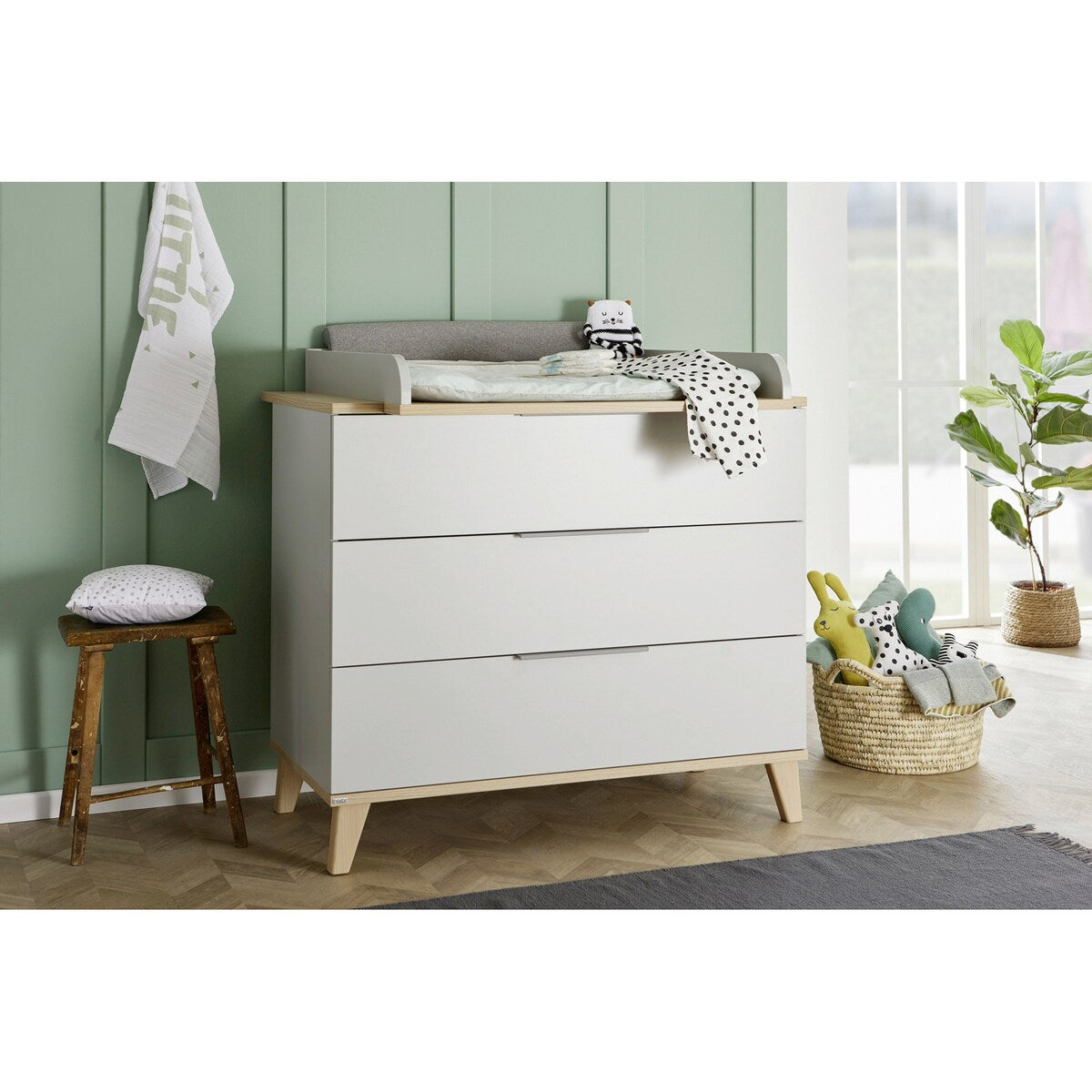 Montert Stellekommode Fiene med 3 skuffer 110x56 cm i barnerom