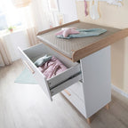 Ben og materiale detalj på Stellekommode Leon hvit/eik med 3 skuffer
