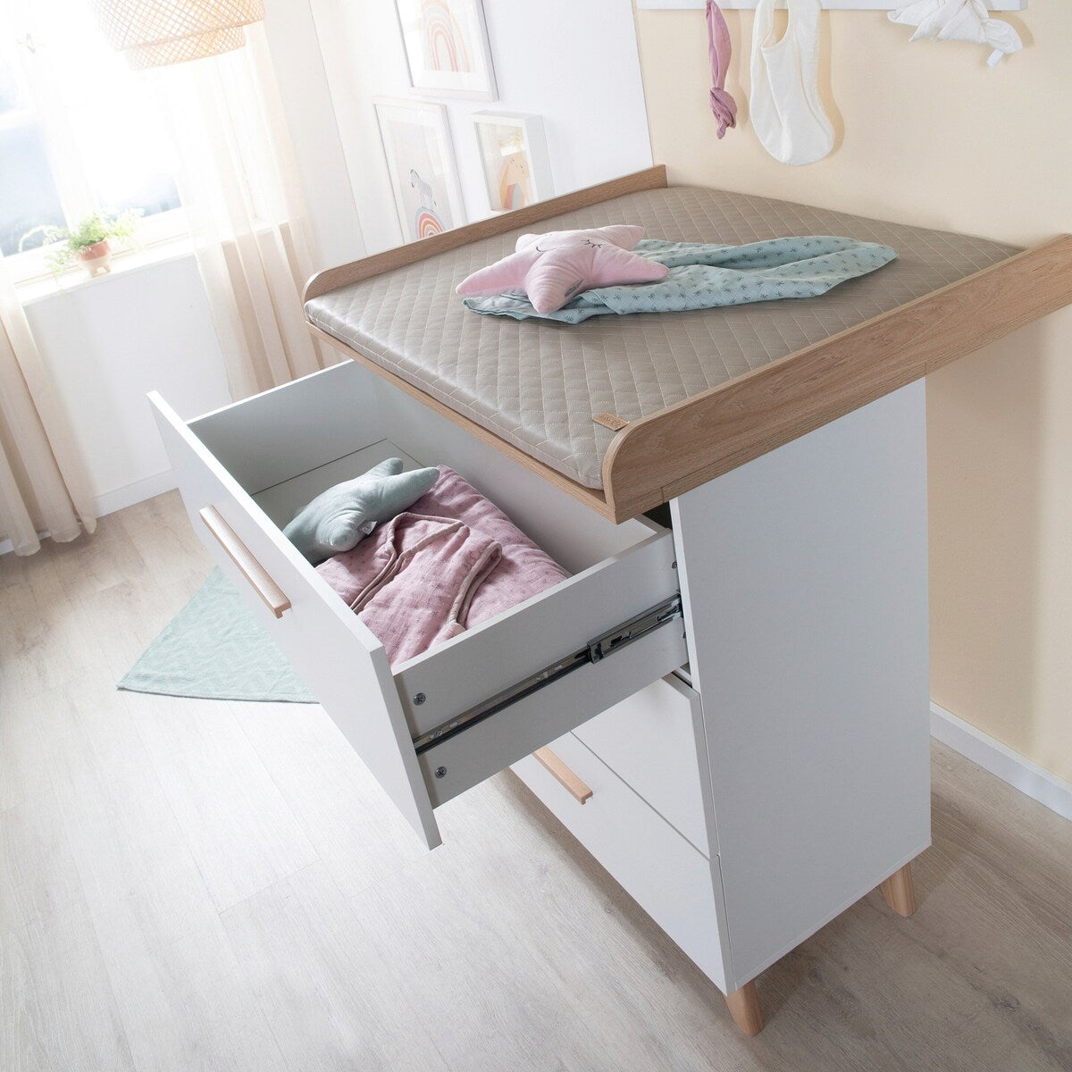 Ben og materiale detalj på Stellekommode Leon hvit/eik med 3 skuffer