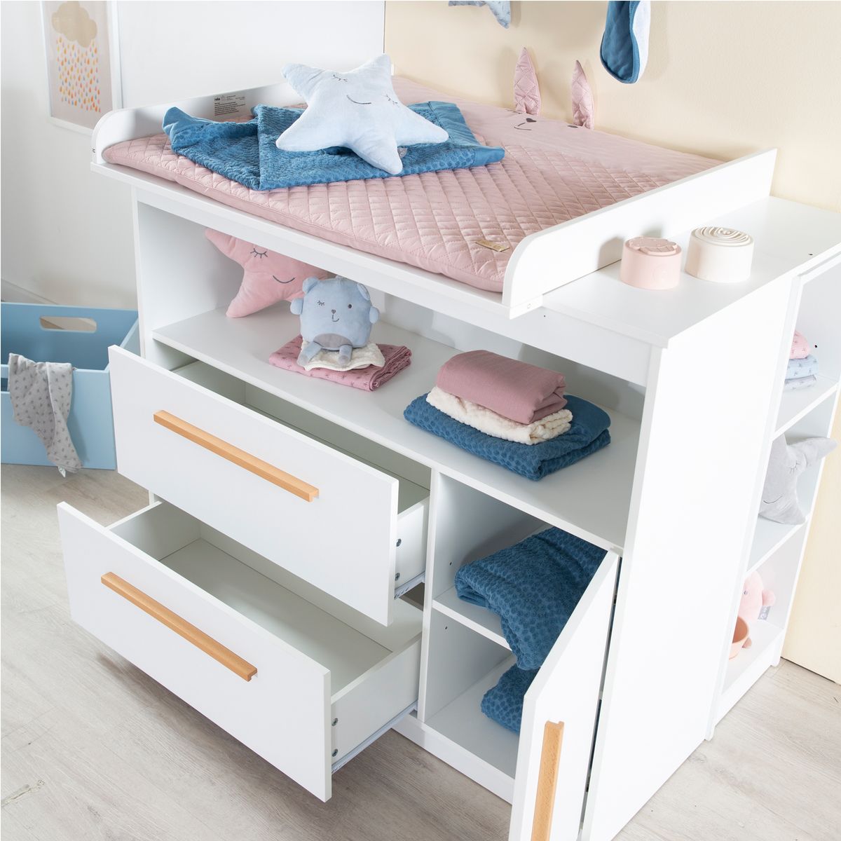 Sidevisning av Stellekommode Lilo bred med stellehylle