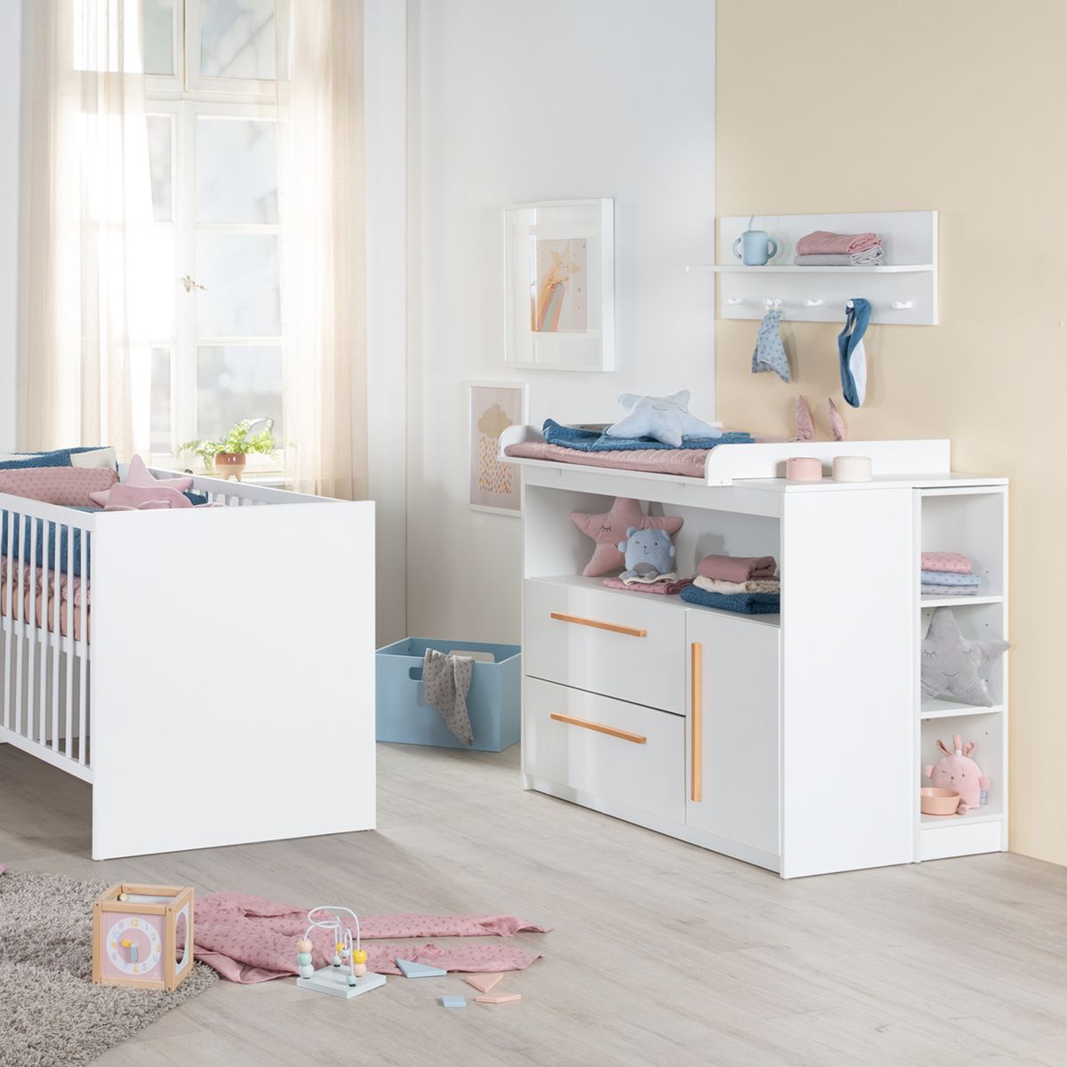 Oppbevaringsrom under stellehylle på Stellekommode Lilo bred med stellehylle