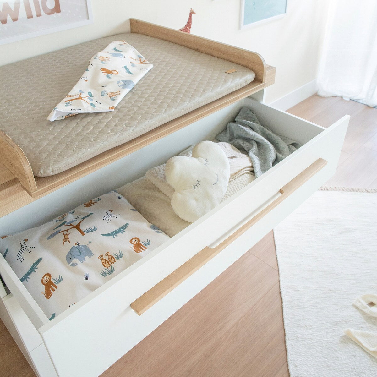 Detalj av soft-close skuff i Stellekommode Lumo bred med avtakbar stelleplate