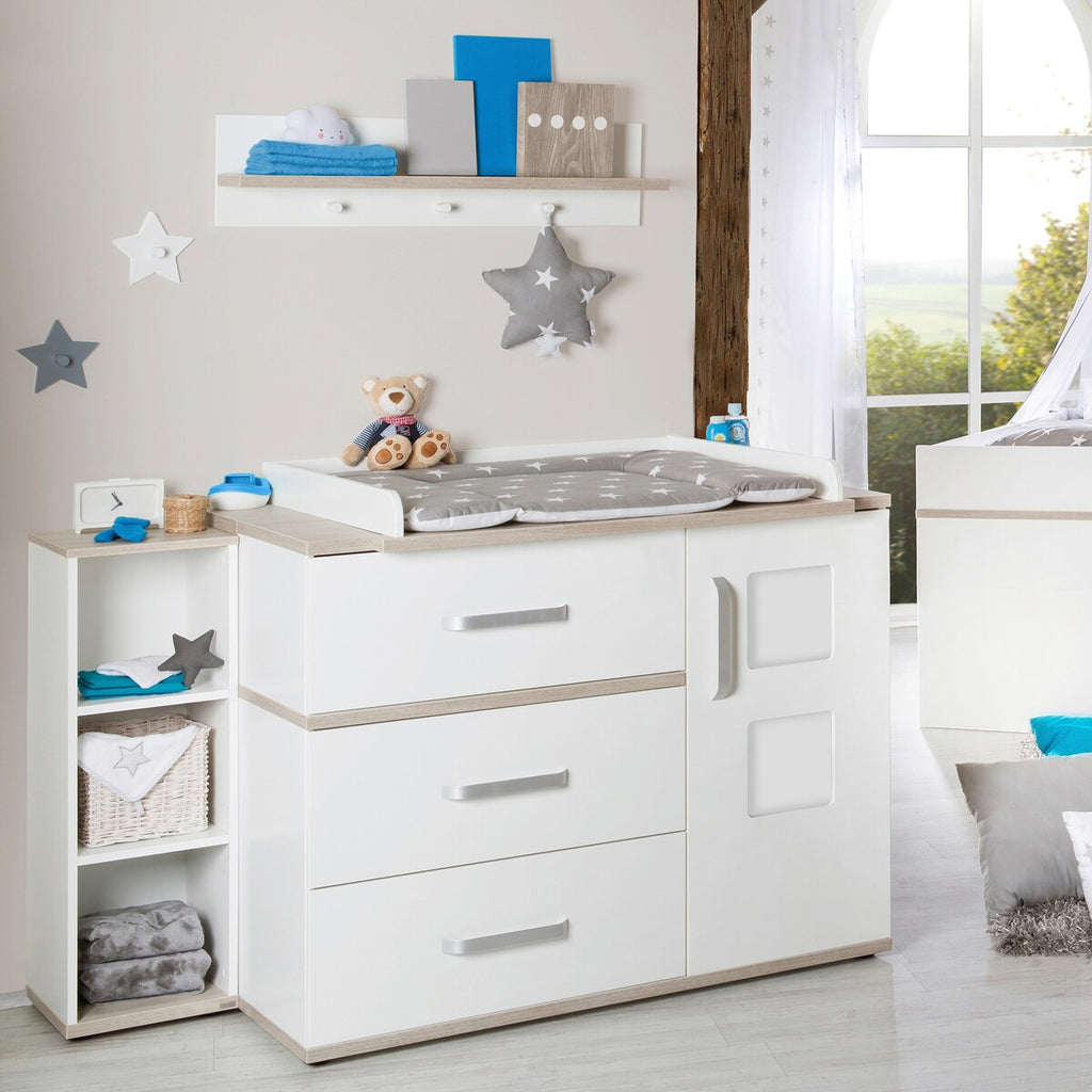 Detalj av softclose-funksjon på Stellekommode Moritz bred 117x78 cm hvit Luna Elm