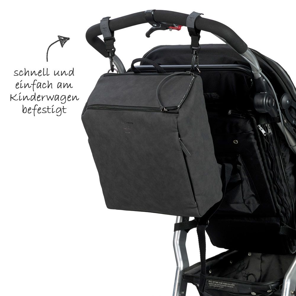 Stelleryggsekk Tender Backpack med stellematte antrasitt montert på barnevogn