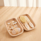Saks med avrundede spisser i Stellesett Baby Kit 8 deler i vanntett etui