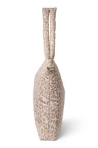 Detalj av glidelås på Stelleveske Leopard puffy beige vannavvisende