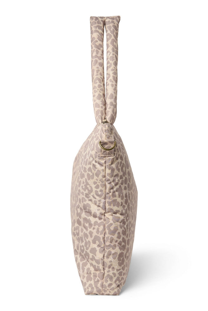 Detalj av glidelås på Stelleveske Leopard puffy beige vannavvisende