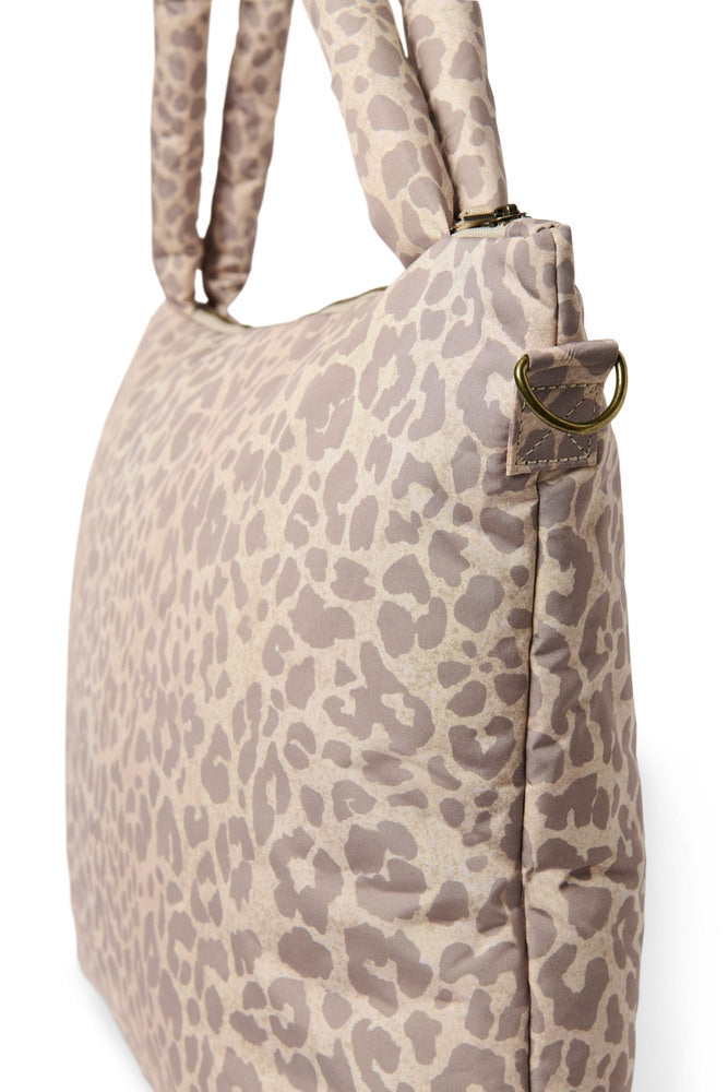 Stelleveske Leopard puffy beige vannavvisende montert på barnevogn