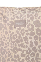 Nærbilde av stoffet på Stelleveske Leopard puffy beige vannavvisende