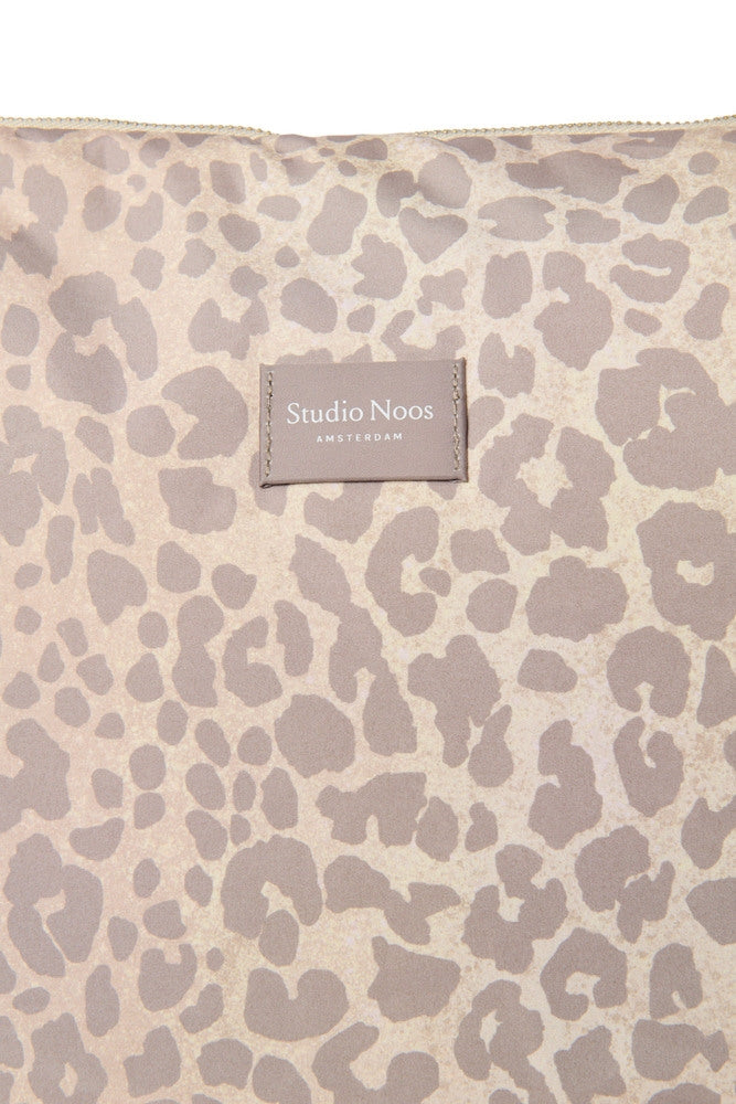 Nærbilde av stoffet på Stelleveske Leopard puffy beige vannavvisende