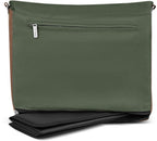 Detalj av skinnlook skulderrem på stelleveske Urban med stellematte olive