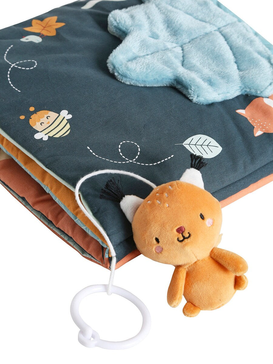 Detalj av stoff og teksturer i Stoffbok for baby Skogvenner 25x25 cm bomull