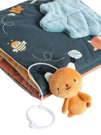 Detalj av stoff og teksturer i Stoffbok for baby Skogvenner 25x25 cm bomull