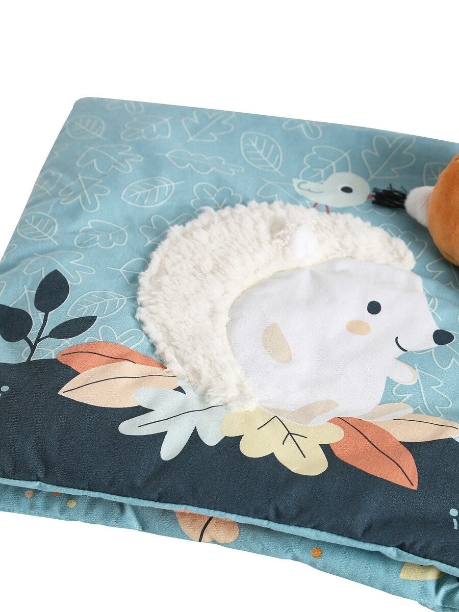 Bilde av baby som holder Stoffbok for baby Skogvenner 25x25 cm bomull