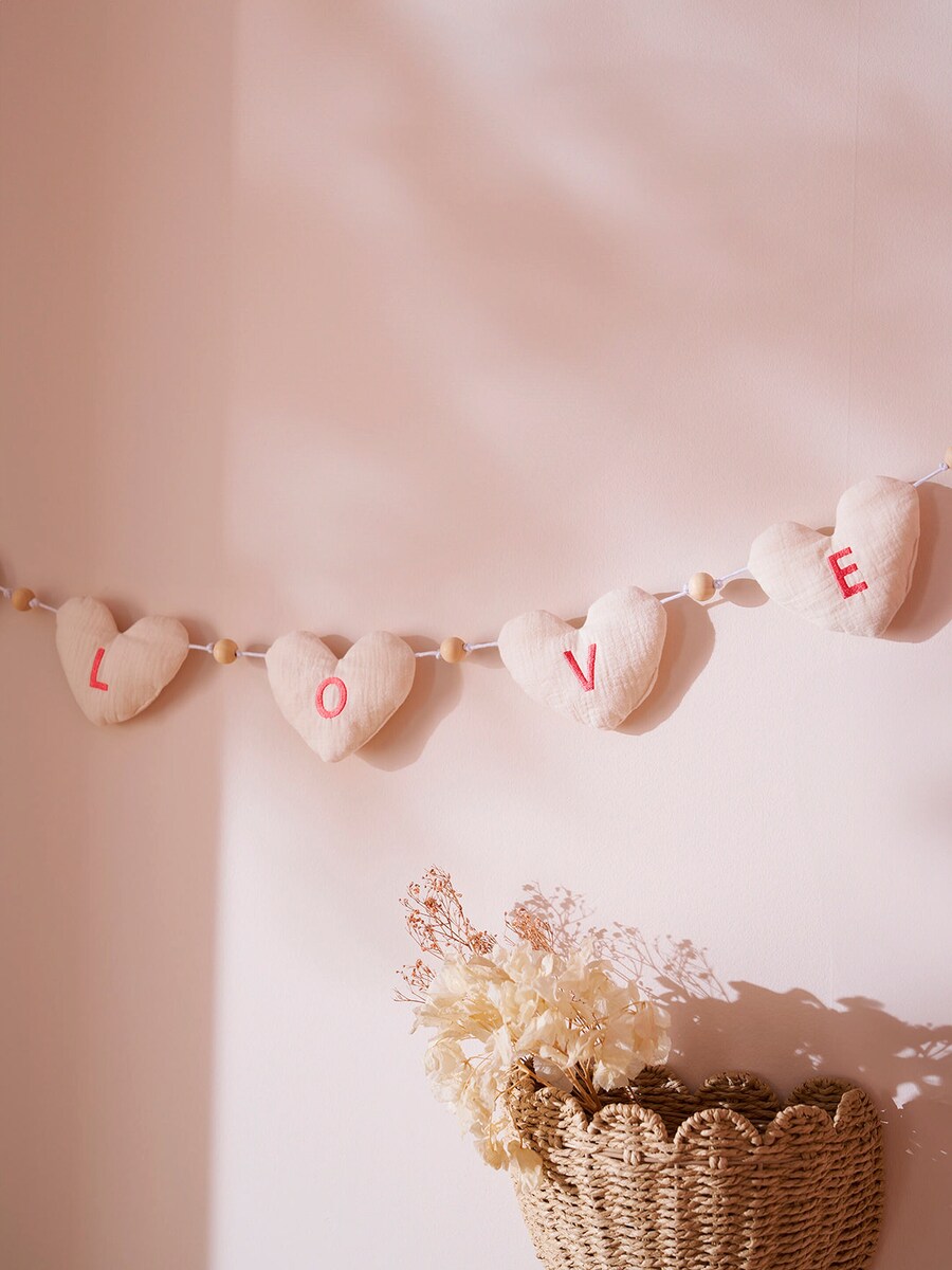 Detalj av stoffgirlander hjerteform LOVE med treperler