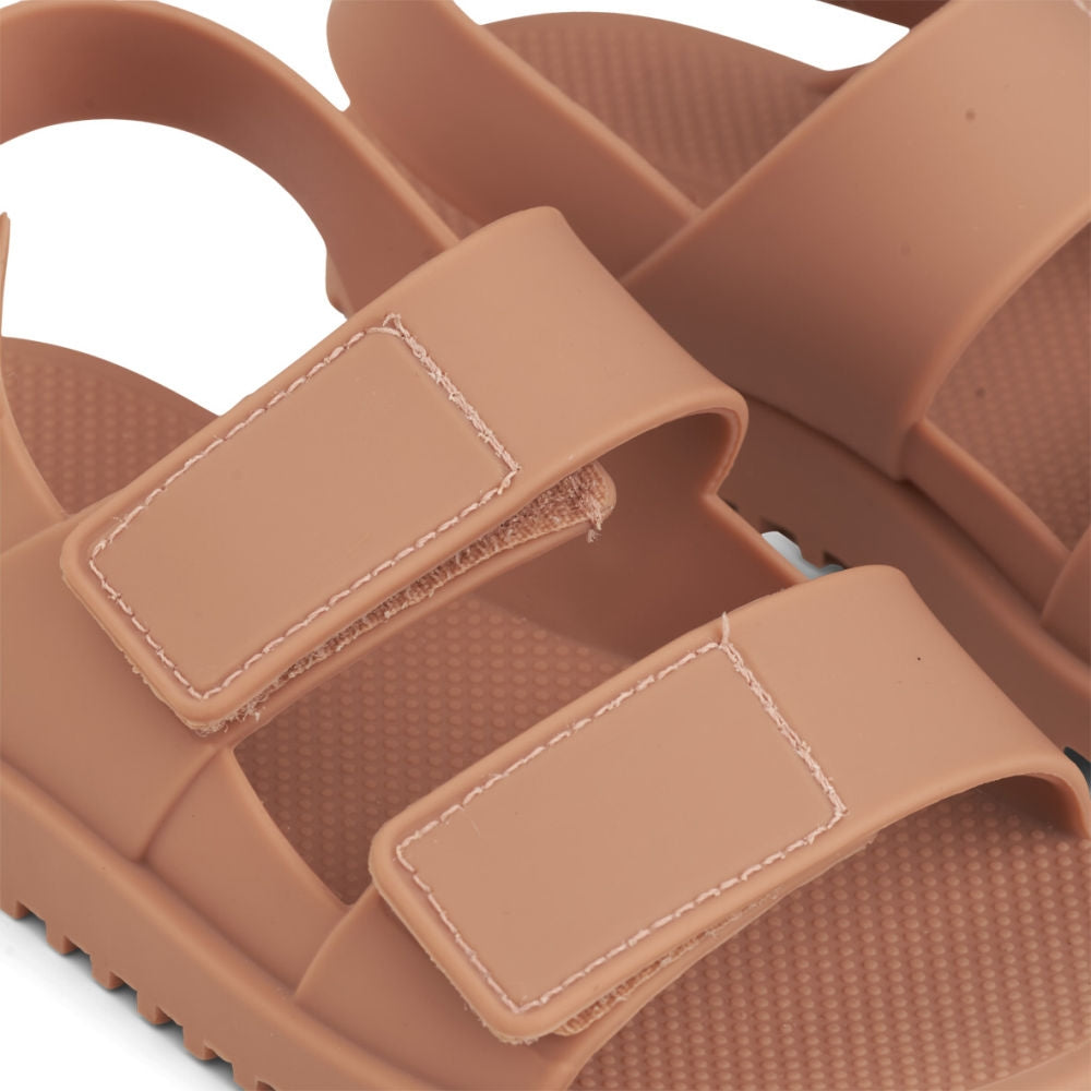 Detalj av borrelås på Strandsandaler Joy str. 19 tuscany rose PVC