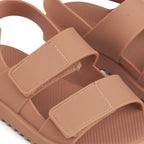 Detalj av borrelås på Strandsandaler Joy str 20 tuscany rose PVC
