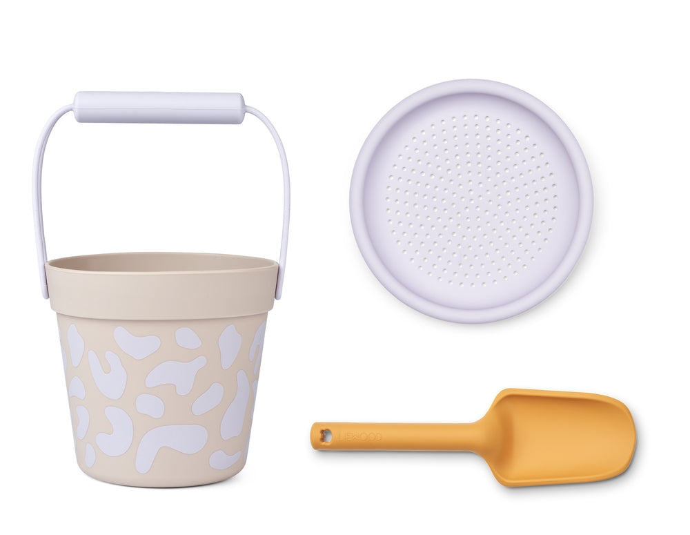 Strandsett 3-deler bøtte spade og sil misty lilac - Liewood forfra