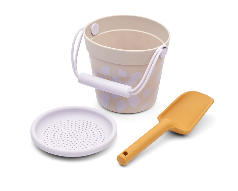 Detalj av sil i Strandsett 3-deler bøtte spade og sil misty lilac - Liewood